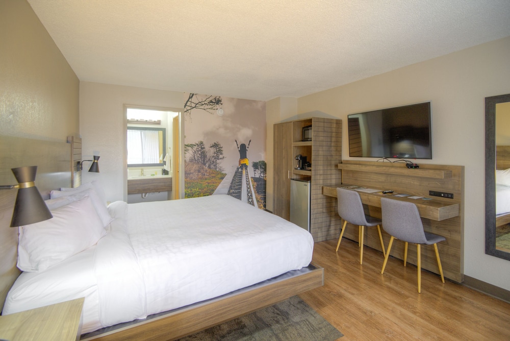 Clarion Pointe Downtown Gatlinburg - photo 12