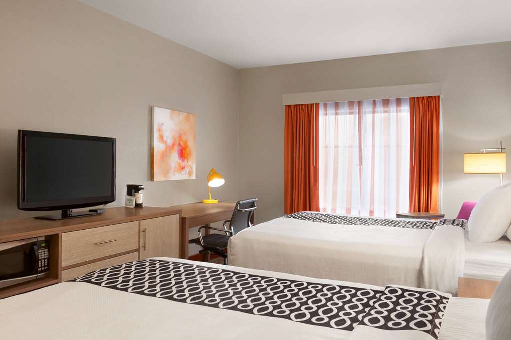 La Quinta Inn & Suites by Wyndham Lackawanna - photo 10
