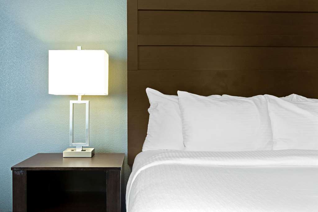La Quinta Inn & Suites by Wyndham Karnes City Kenedy - photo 30