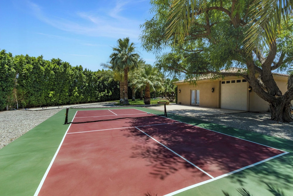 The Date Palm Estate by Avantstay Expansive Estate w Game Room Backyard Oasis w Pool & Spa - photo 4