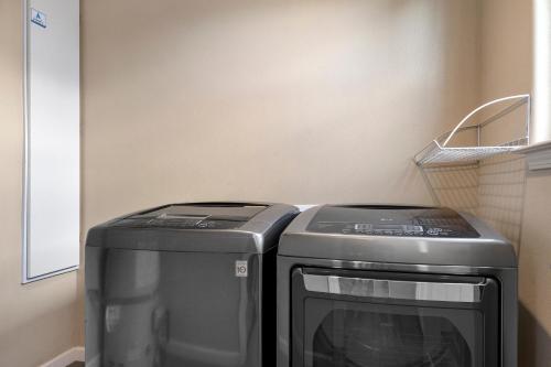 Eat Sleep Stroll Repeat Walkable Midtown 2BR Home