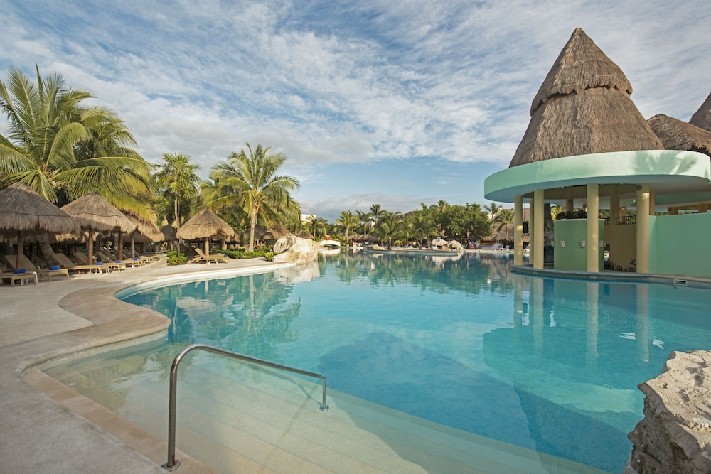 Poolside bar