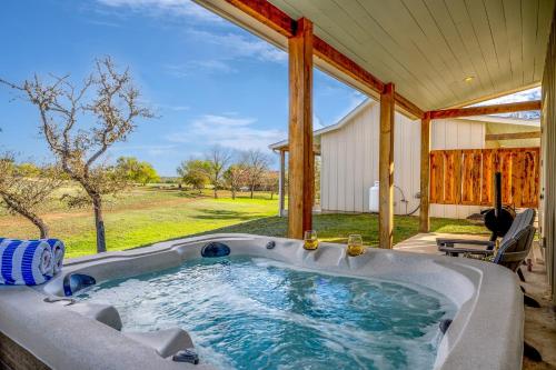 Sunflower Cottage with hot tub & VIEWS — 4-Star Luxury Hotel in Comfort, United States