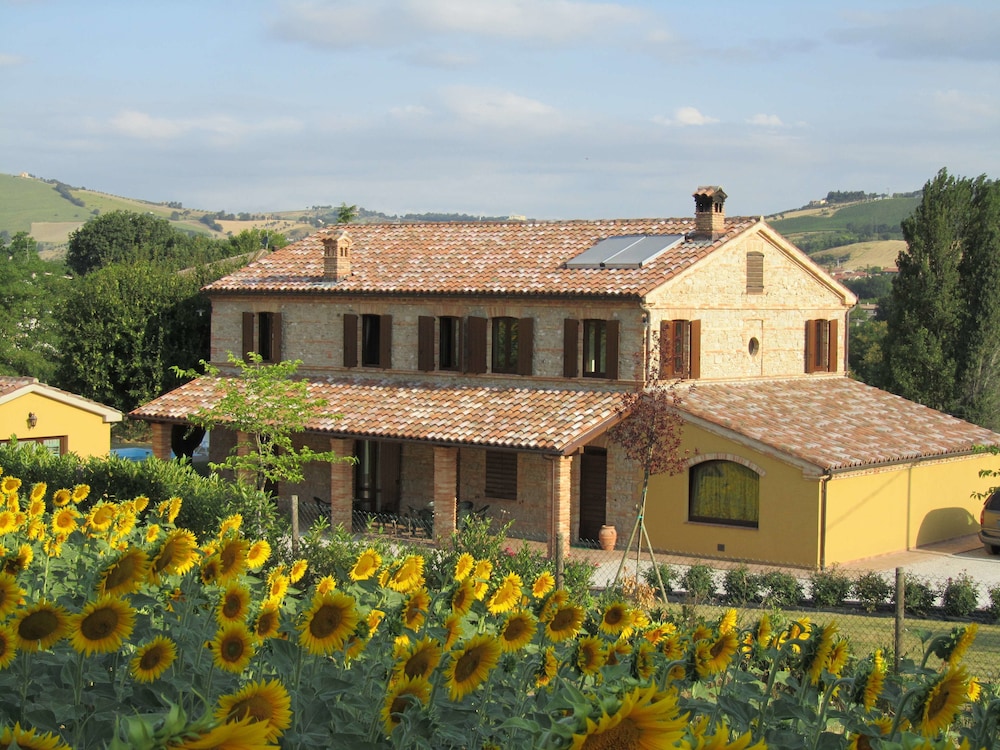 Agriturismo La Vecchia Fonte — 4-Star Luxury Hotel in Castelbellino, Italy
