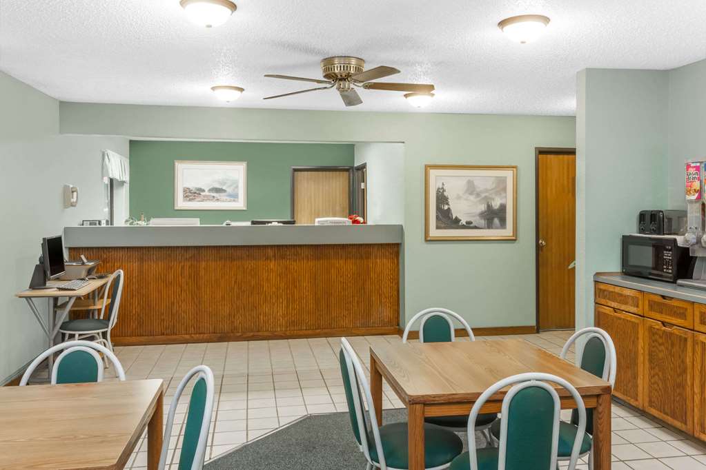 Super 8 by Wyndham Washington Peoria Area - photo 14
