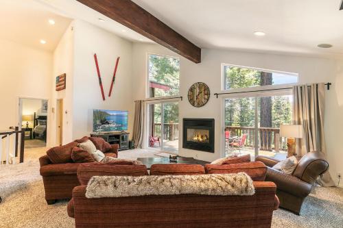 Wolf Den Bright Open Concept 3 Bedroom Hot Tub Pet Friendly Minutes from Skiing — 4-Star Luxury Hotel in Tahoma, United States
