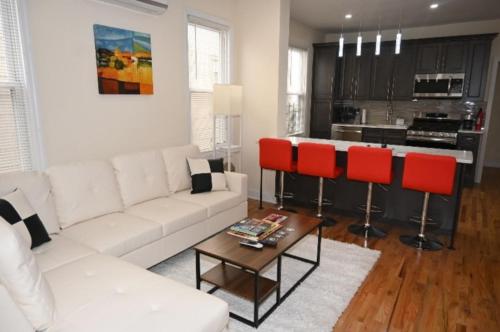 OoohLaLa 2 Beds and 2 Full Baths w Free Parking — 4-Star Luxury Hotel in Newark, United States
