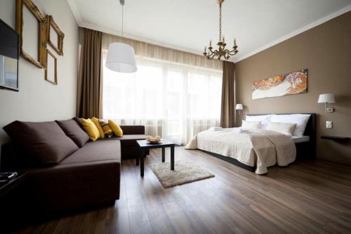 Art Deco Apartment 3 Bedroom 3 Bathroom Balcony — 4-Star Luxury Hotel in Budapest, Hungary