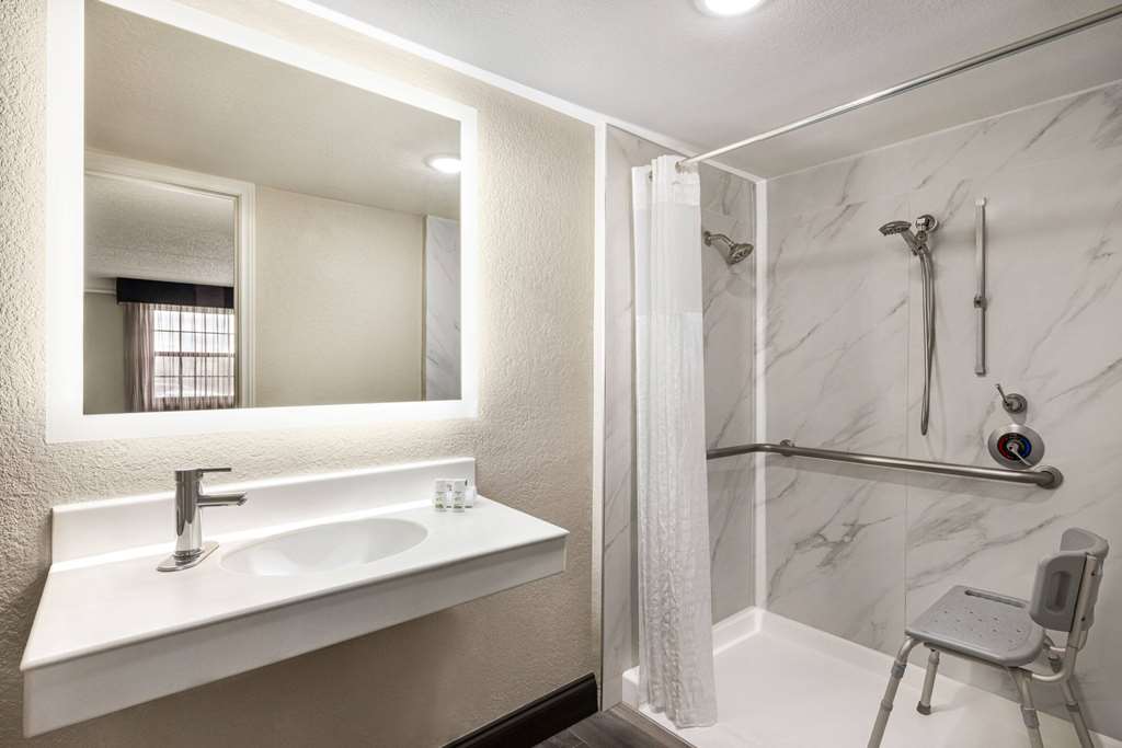 La Quinta Inn by Wyndham San Antonio I 35 N at Toepperwein - photo 8