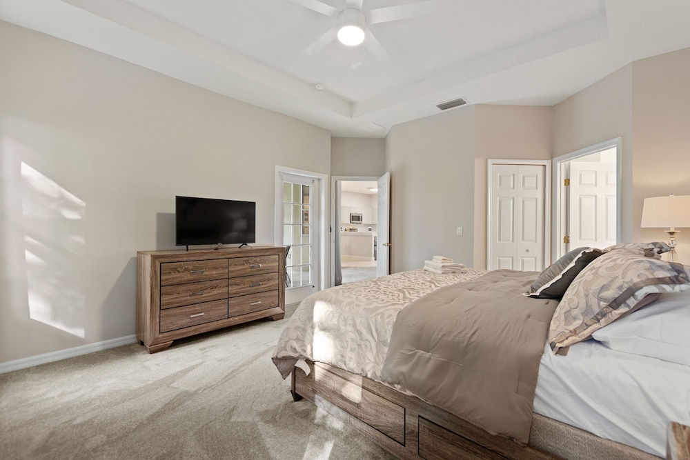 Gold Rest @ Calabay Parc Tower Lake By Shine 412 4 Bedroom Villa - photo 9