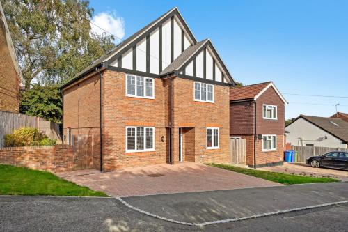 Luxury Detached New 5 Bedroom House Ascot Parking Private Garden — 4-Star Luxury Hotel in Wingfield, United Kingdom