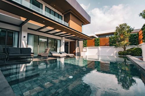 Astro Luxury: Ultra Luxury 4 Beds Pool Villa — 5-Star Luxury Hotel in Nong Prue, Thailand