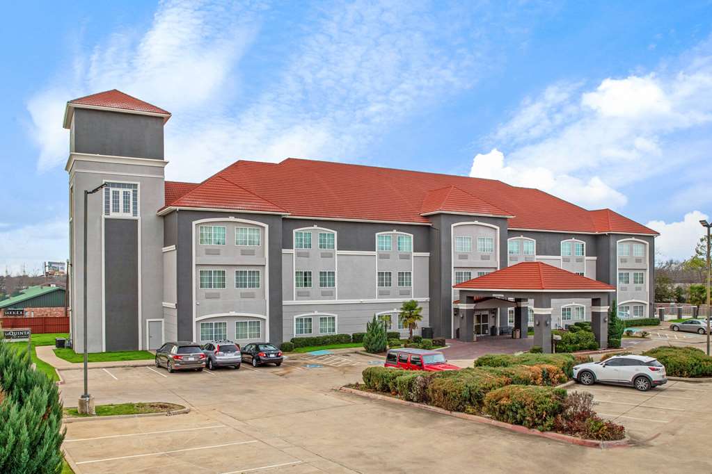 La Quinta Inn & Suites by Wyndham Cleburne - photo 2