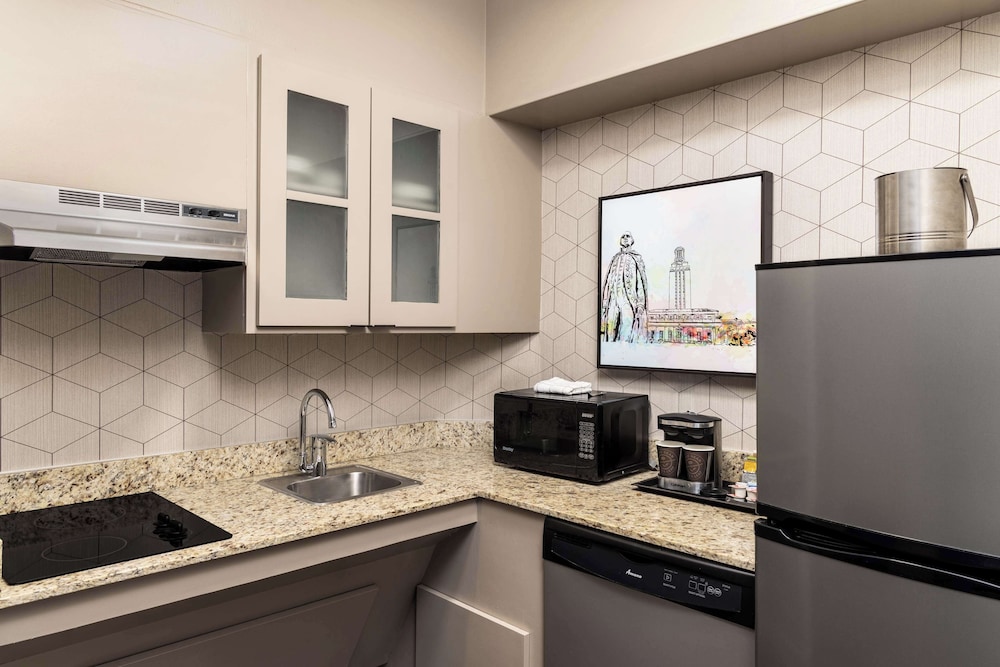 DoubleTree Suites by Hilton Austin Downtown Capitol - photo 13