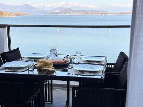 Aquavista Residence Panoramic Lakefront Penthouses with Pool — 4-Star Luxury Hotel in Castelletto Sopra Ticino, Italy