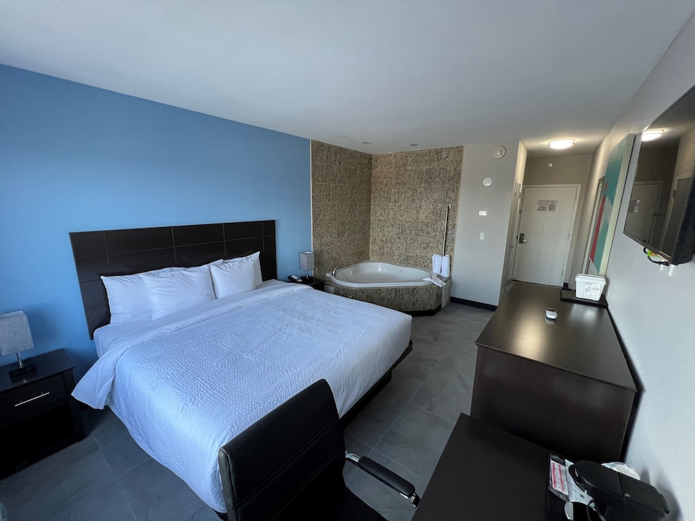Travelodge by Wyndham Ozone Park - photo 12