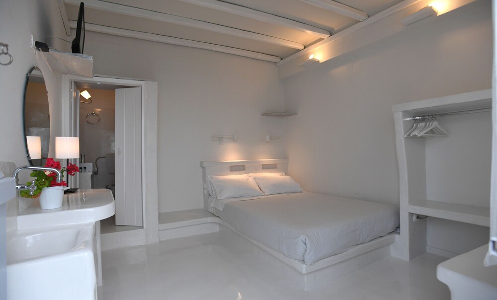 Lucas Rooms in Tinos, Greece