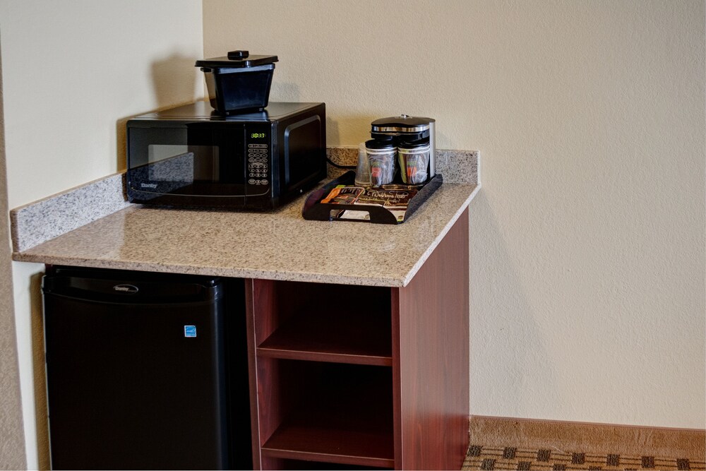 Cobblestone Hotel & Suites Jefferson - photo 15