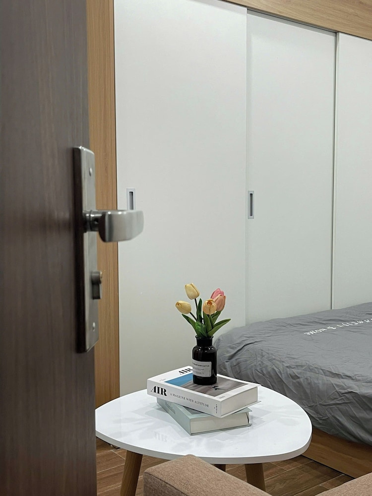 Alley Home And Apartment 22334486 — Tay Ho