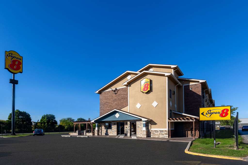 Super 8 by Wyndham Roseville Detroit Area - photo 3