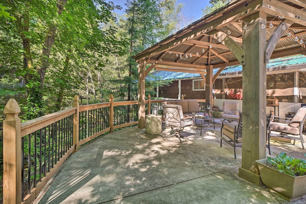 Outdoor Adventure Tranquil Creekside Retreat — 4-Star Luxury Hotel in Merlin, United States