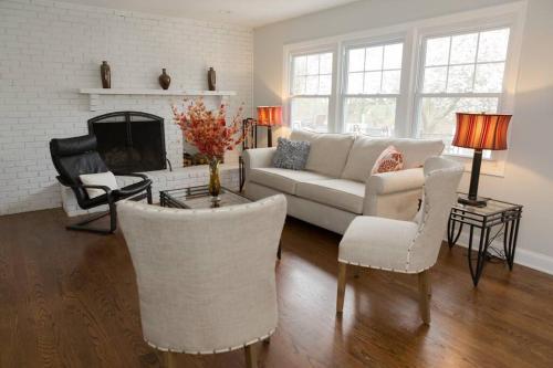 Spacious Modern Home in West Freehold — 4-Star Luxury Hotel in Freehold, United States