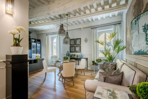 Angelica Luxurious Modern Apartment in the Heart of Lucca — 4-Star Luxury Hotel in Lucca, Italy