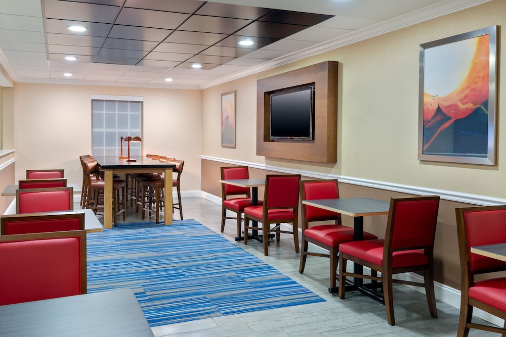 Holiday Inn Express & Suites Naples North Bonita Springs by IHG - photo 47