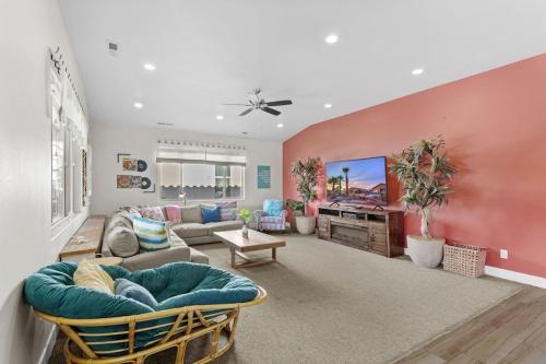 PV 110 Themed Rooms PS4 Ping Pong Pack n` Play Electric Fire Place Games and More — 4-Star Luxury Hotel in Santa Clara, United States