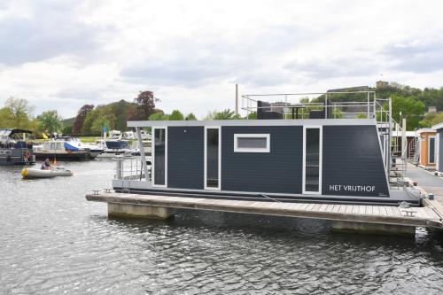 Cozy floating boatlodge Het Vrijthof in Maastricht, Netherlands