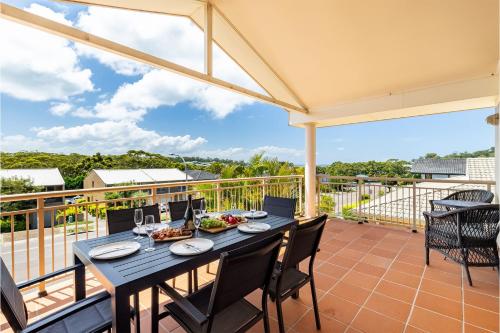 74A Sergeant Baker Drive comfortable duplex with beautiful distant water views — 4-Star Luxury Hotel in Corlette, Australia
