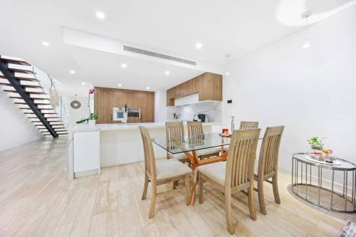 Stylish 4BR Family Retreat - carbon neutral hotel in Sydney