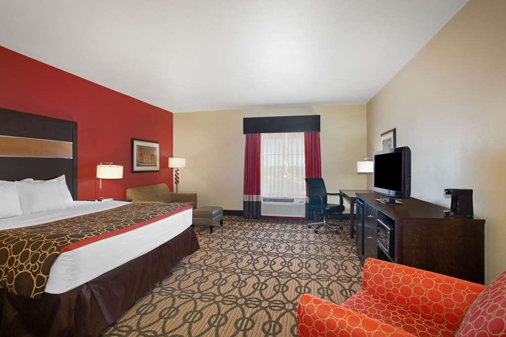 La Quinta Inn & Suites by Wyndham Pearsall - photo 24