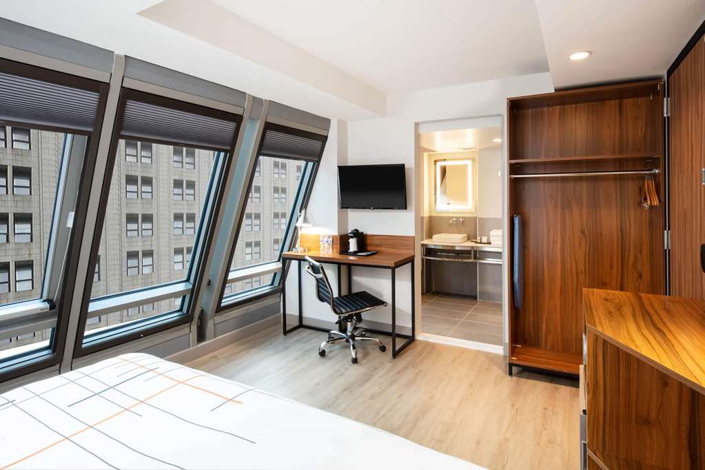 La Quinta Inn & Suites by Wyndham Times Square South - photo 19