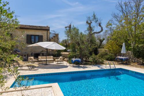 Casa Ulmi casa vancanza — 4-Star Luxury Hotel in Uggiano La Chiesa, Italy
