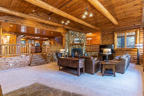 1138 Lakeshore One of a kind Lakeshore Boulevard log cabin