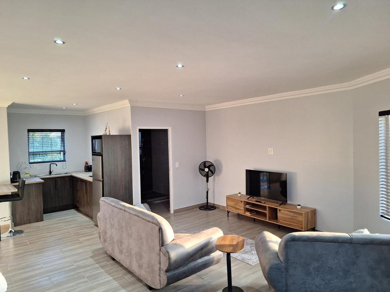 Skyline Unit2 - carbon neutral hotel in Edenvale
