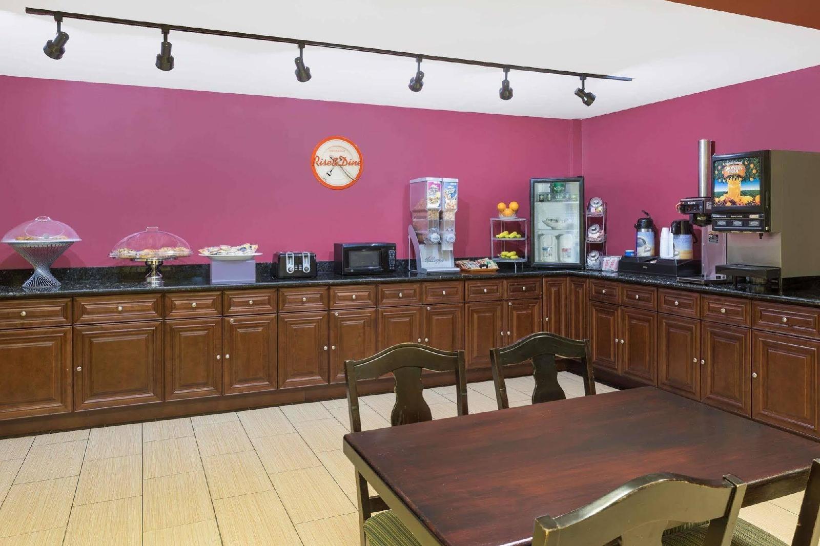 Howard Johnson Inn and Suites Columbus - photo 12