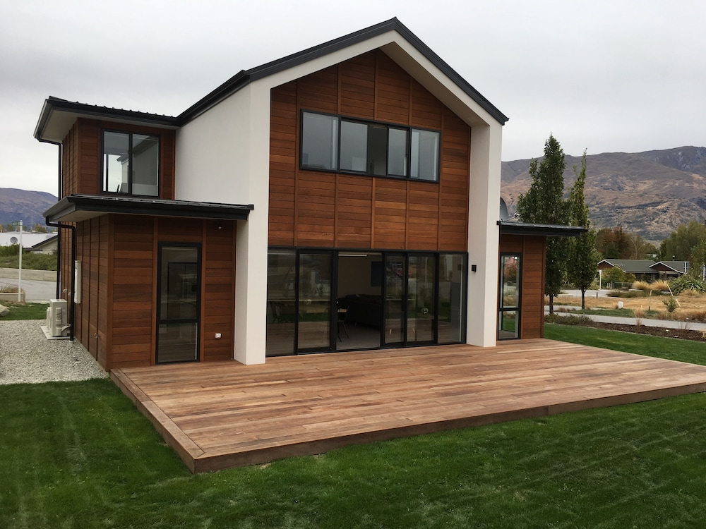 Luxury On Kapuka Lane in Wanaka, New Zealand