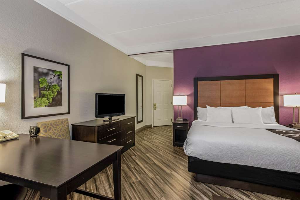 La Quinta Inn & Suites by Wyndham Orlando Airport - photo 56