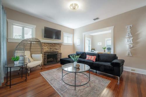 Historic & Cozy Bungalow by Downtown — 4-Star Luxury Hotel in Tampa, United States