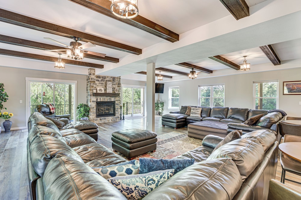 Sprawling Wisconsin Dells Home w Deck & Fire Pit — 4-Star Luxury Hotel in Wisconsin Dells, United States