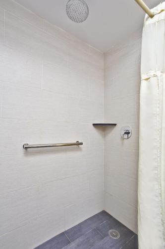 Commack Inn - photo 11