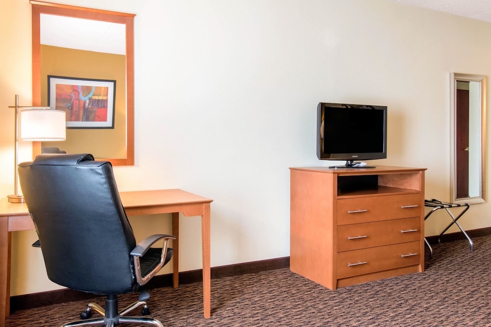 University Hotel & Suites Shippensburg Trademark by Wyndham - photo 12