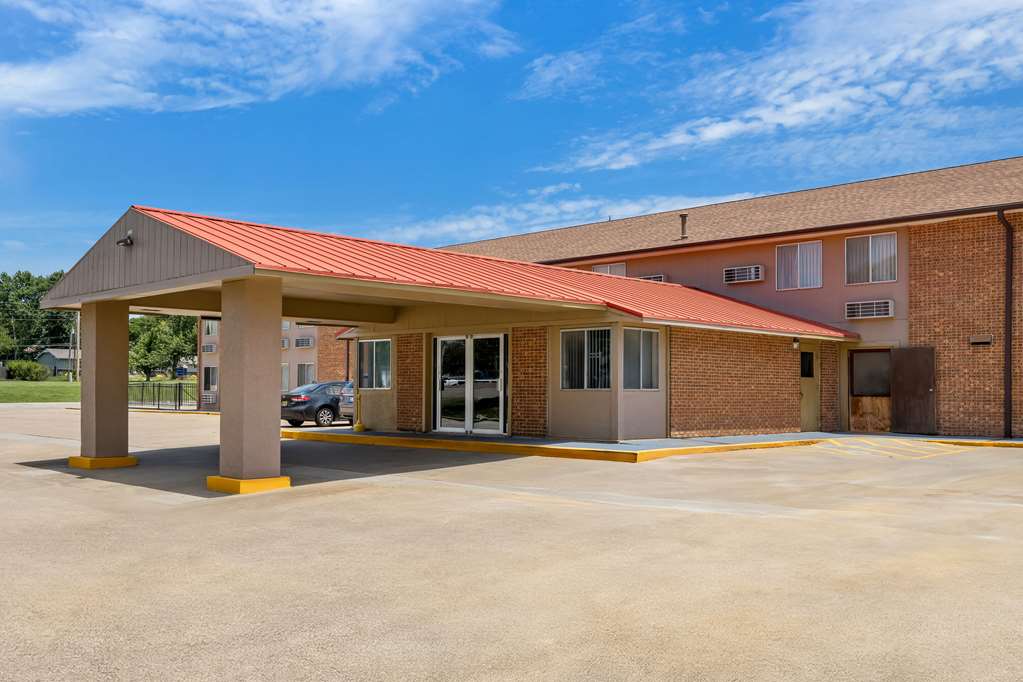 Econo Lodge Emporia - photo 4