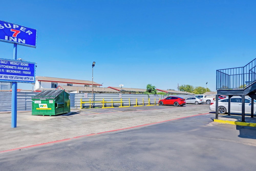 Super 7 Inn By OYO San Antonio NW Medical Center - photo 38