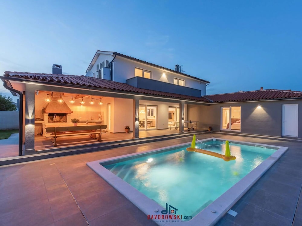 Villa Casa Mara — 4-Star Luxury Hotel in Svetvincenat, Croatia