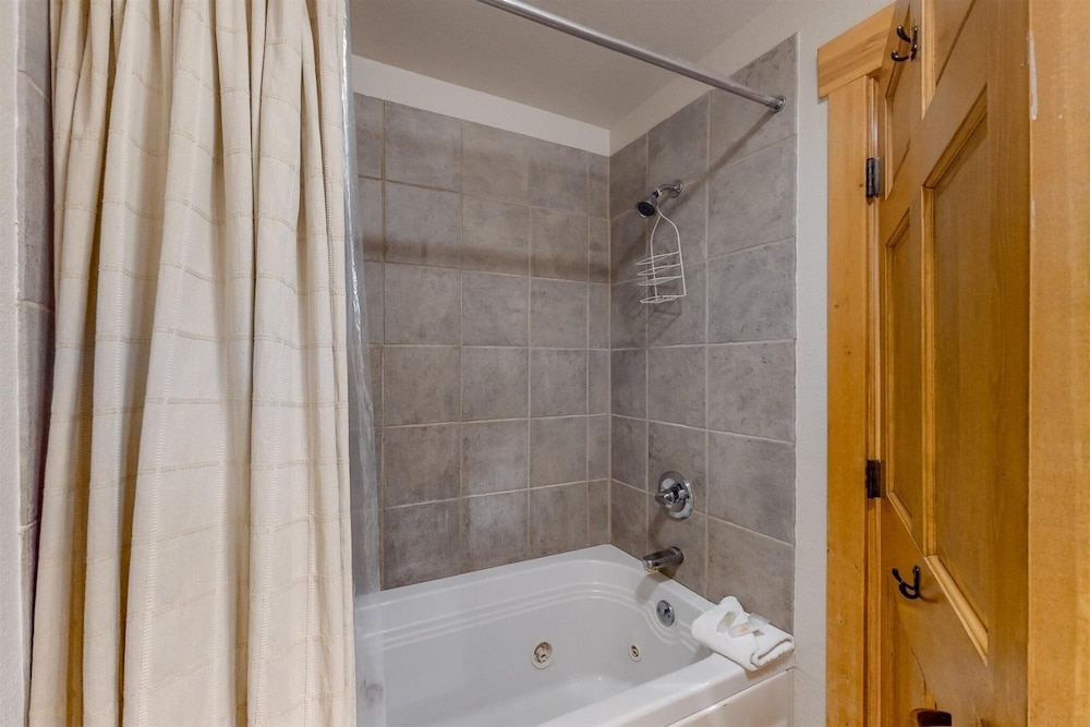 Charming Condo Nestled in the East Keystone Resort Neighborhood Shuttle to Ski Slopes Outdoor Pool and Hot Tub - photo 20