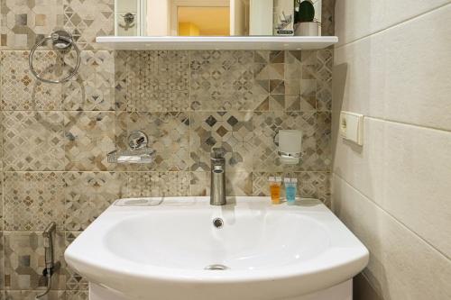 Unique 3 Apt Combo for 6 Guests by Wehost
