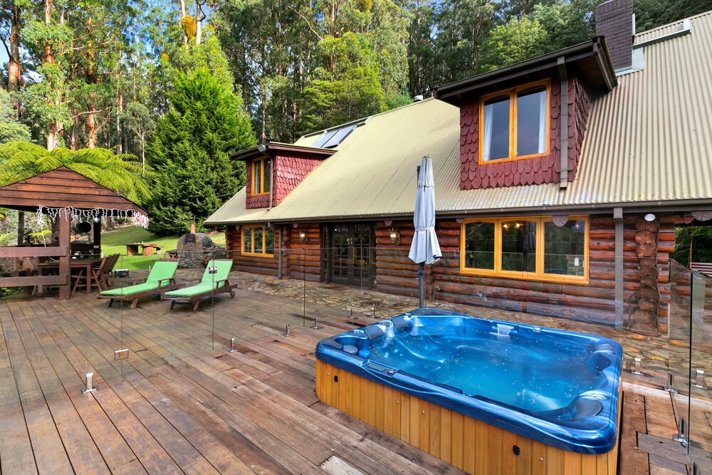 Eagles Nest Luxury Mountain Retreat — 5-Star Luxury Hotel in Yarra Glen, Australia